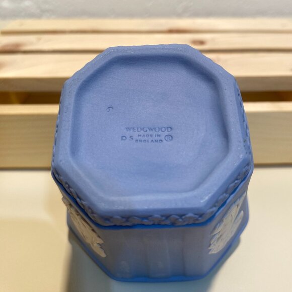 Wedgwood Blue Jasperware Posey Pot with White Motif - Picture 9 of 9
